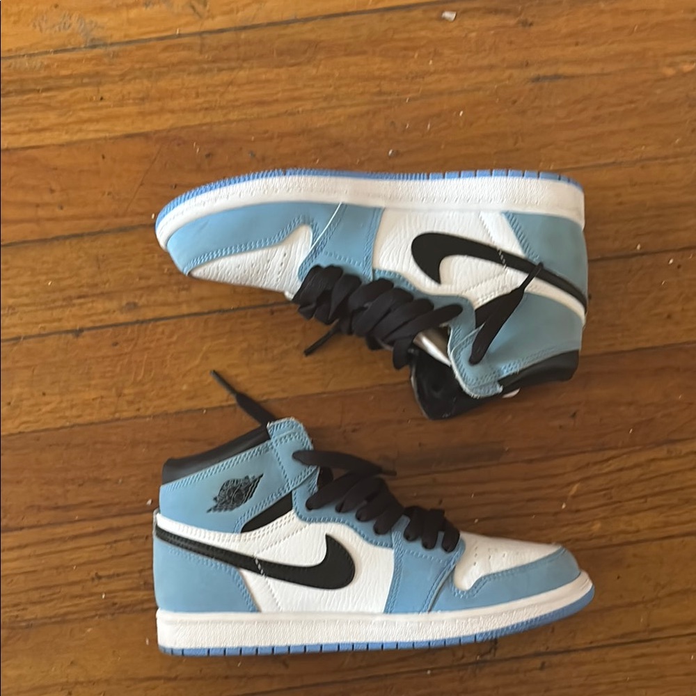 Jordan 1 High Blue and White Sneakers Classic Design
